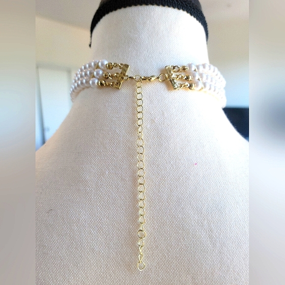 💥FREE with 3/$30 BUNDLE💥 Elegant Pearl Choker Necklace with Gold Accent - Picture 5 of 5